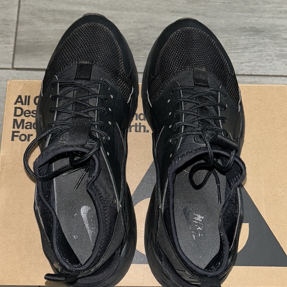 Nike Air Huarache , Men’s Size 10 . Black/Anthracite/Black
Style: 819685-200 - Picture 6 of 7